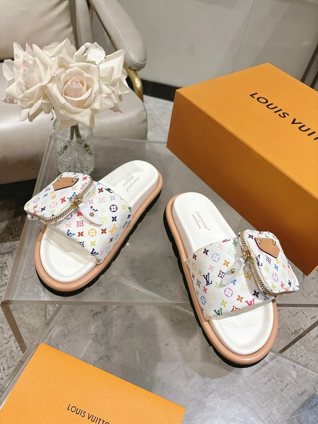 👟👟Ex-factory price 400👟👟 Lvjia brand | ²⁰²5 𝐬𝐬 💛2025 early spring’s latest popular Velcro series...thick-soled slippers for couples, new rare items purchased on behalf of agents💫 🍒This style is the favorite of celebrities🌟big internet celebrities. A simple and elegant sandal. A good style that you can’t take your eyes off at first sight! The thick sole has the effect of increasing the height of the feet. It has the function of elongating the legs immediately. It is exquisite and low-key luxury✔️ No matter it is paired with skirts or trousers, it is super aura🛍 ━━━━━ ЅᏇєєt ━━━━━ ▪️Upper: LV old floral fabric ▪️Outsole: original molded outsole ▪️Shoe size: 35-45